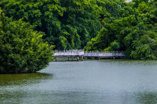 湖水廊桥