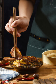 筷子夹起一片扣肉