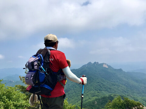 远望天边的男人