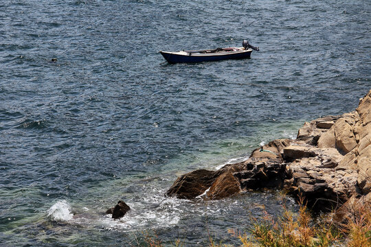 烟台山海边礁石小船