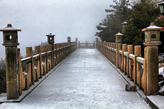 泰山山顶大雪