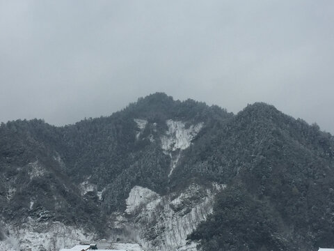 农村雪山