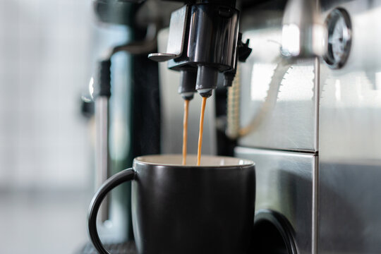 咖啡机工作现磨咖啡