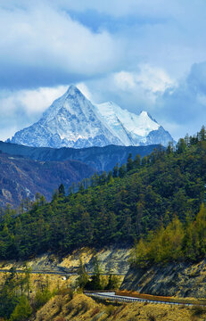 高原雪山风光