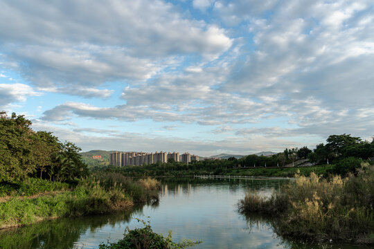 多云的天空映衬下的湖景