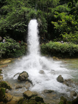 山中飞瀑