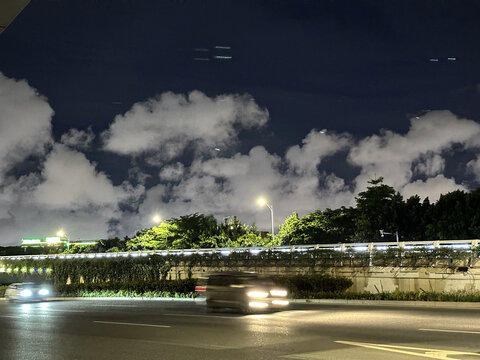 夜晚的马路