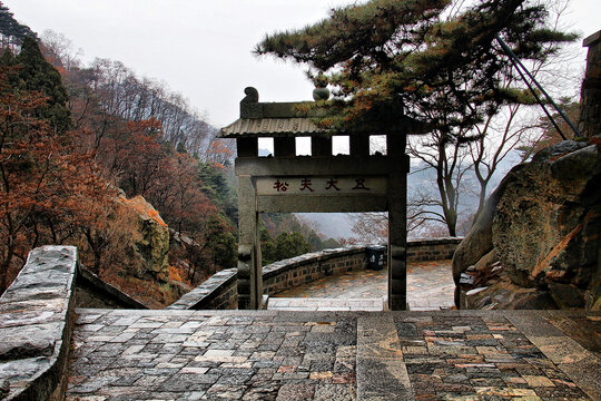 泰山五大夫松石牌坊