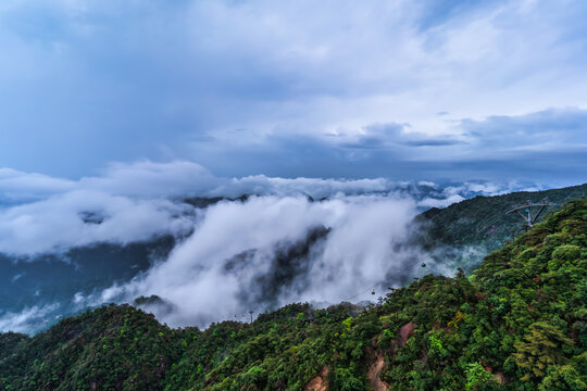 江西三清山索道云海风光