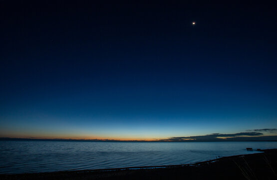 黎明前的青海湖