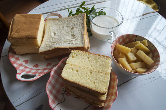 面包早餐牛奶