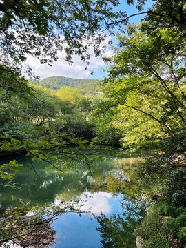 杭州灵隐寺蓝天白云池塘