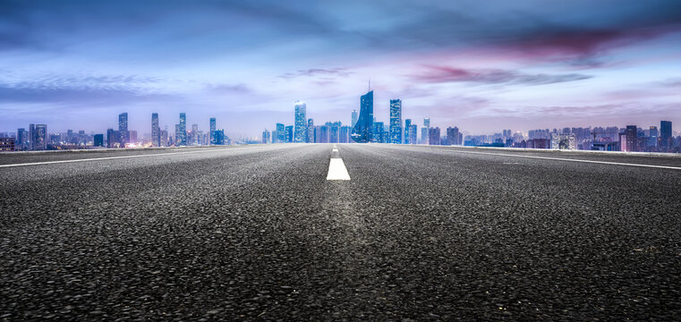 前进的道路和城市夜景