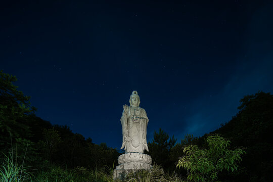 夜晚山间寺庙观音像