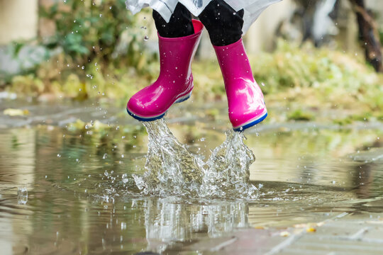 小孩子下雨跳水