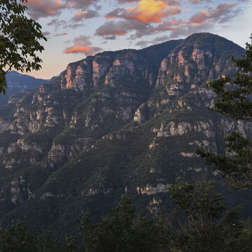 霞光初照山韵宣传画