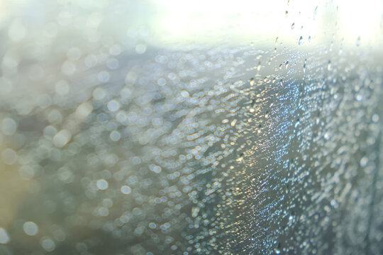 高铁车窗玻璃上的雨珠