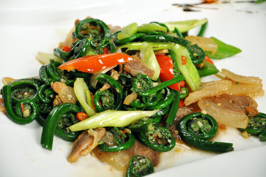 水蕨菜炒腊肉