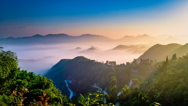 浦江原始村落山路云海风光