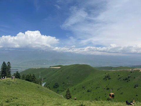 那拉提山脉