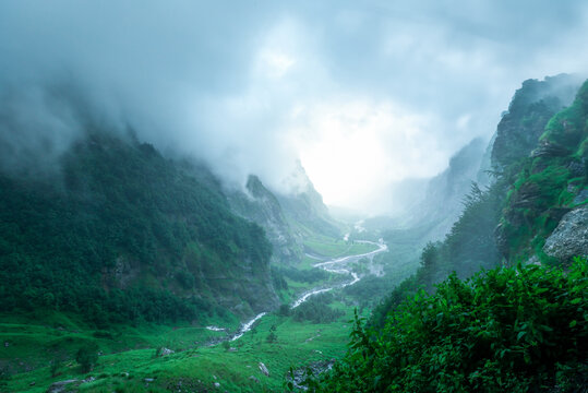 云南迪庆南姐洛山谷和河流