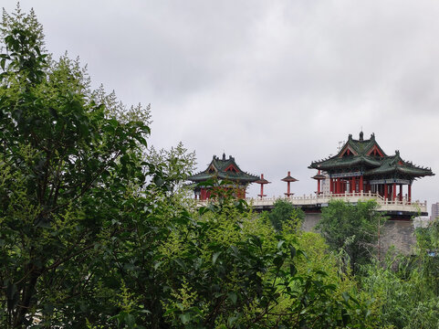 雨天城市中的仿古建筑