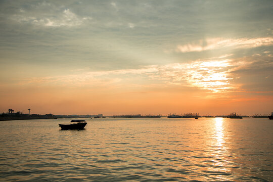 北海夕阳渔船