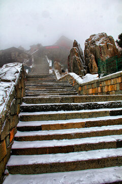 泰山登山步道大雪