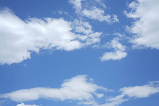 蓝色天空下的白云