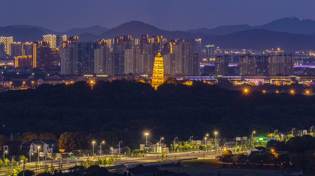 夜幕下的虎丘塔与车流