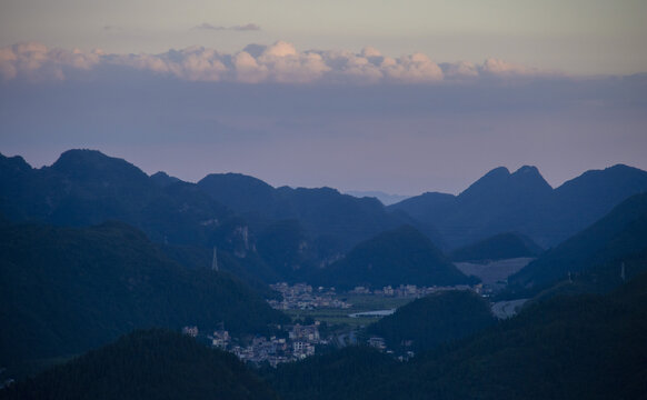 蓝天白云下的山