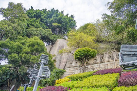 日光岩观海石刻峭壁与寺城墙