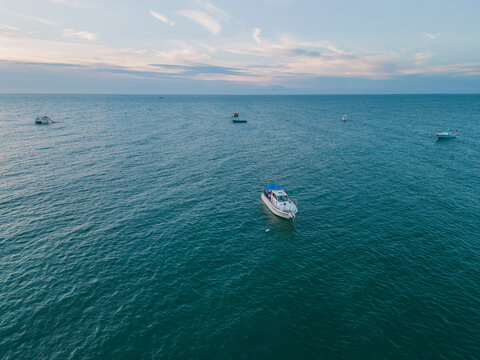 海上的渔船以及海边的夕阳