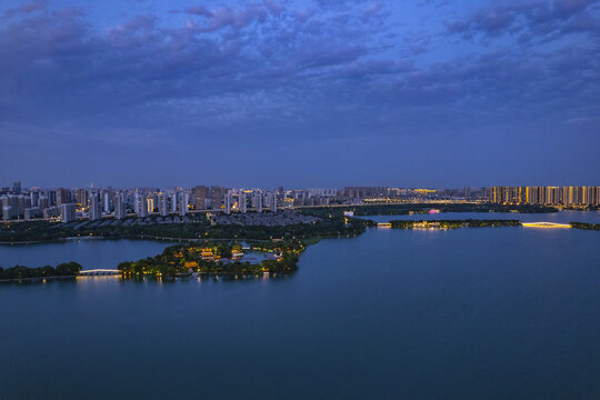 华灯初上的苏州石湖景区