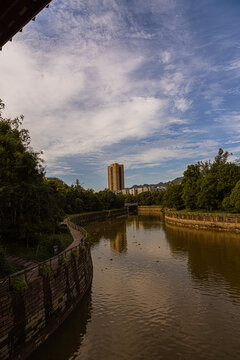 城市小河