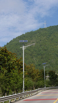 乡村道路上的太阳能路灯