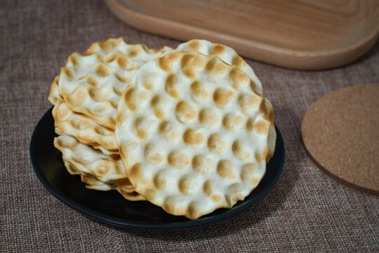 放在盘子里的石头饼