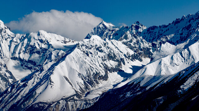 然乌湖畔的雪山