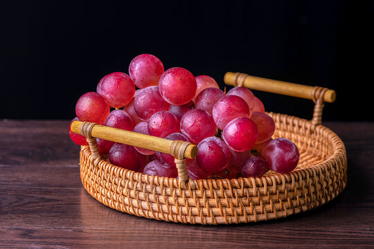 新鲜采摘红葡萄