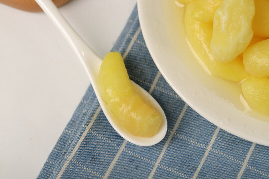 勺子里面装的泡姜芽