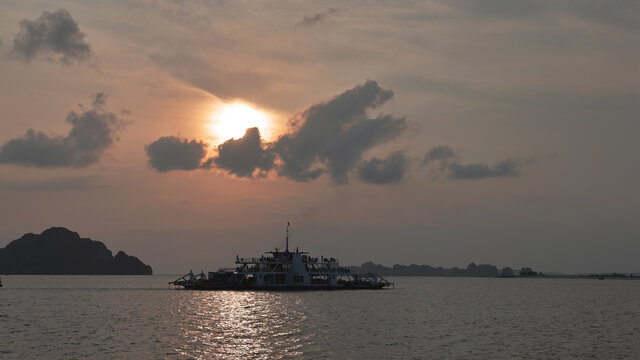 夕阳下的下龙湾