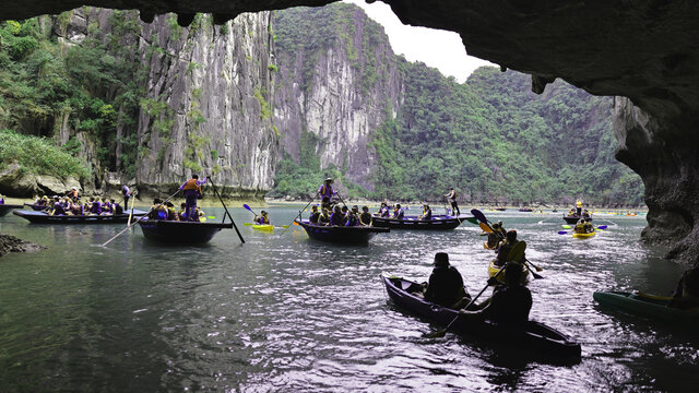 下龙湾穿洞