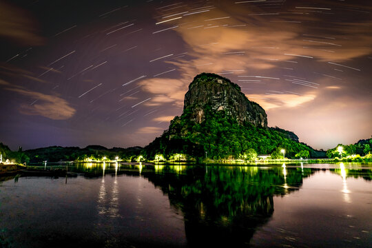 飞天山景区的铁鼎寨夜景星轨