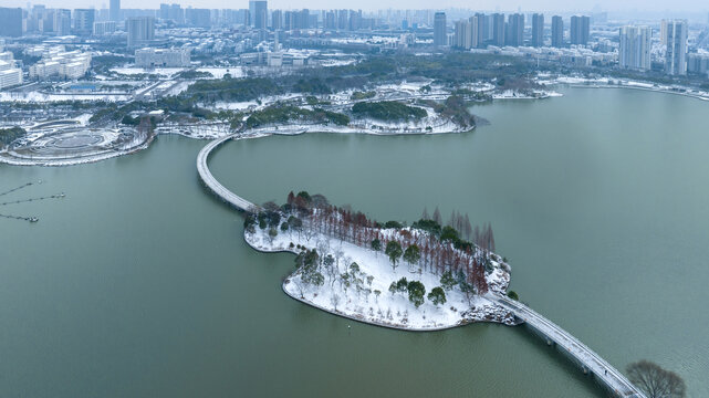 航拍安徽合肥翡翠湖雪景