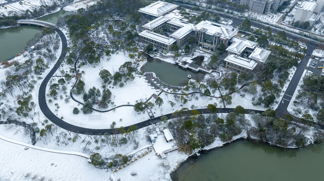 航拍安徽合肥翡翠湖雪景