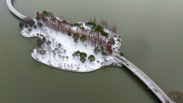 航拍安徽合肥翡翠湖琴岛雪景