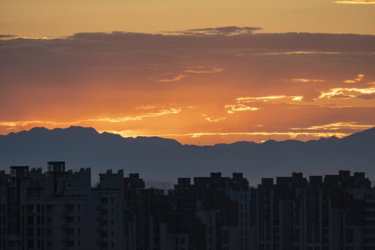 城市云山晚霞