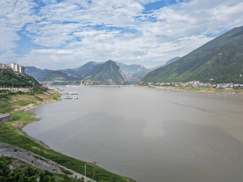 长江三峡巫峡段水流浑浊