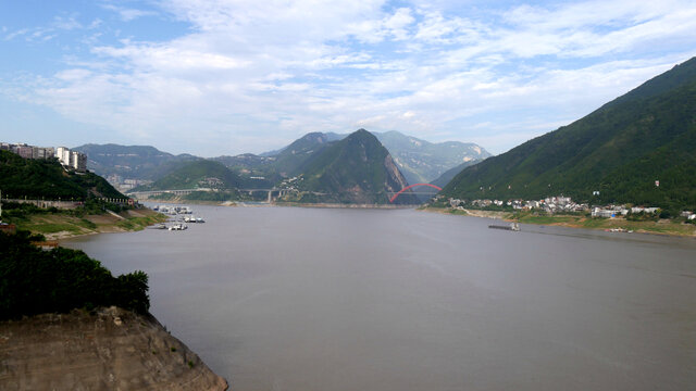 长江三峡巫峡段水流浑浊