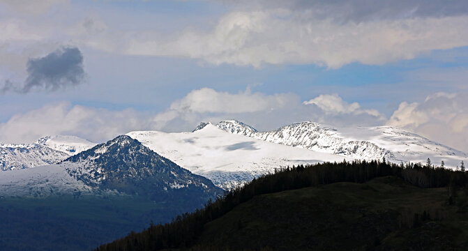 高山积雪冰川景观